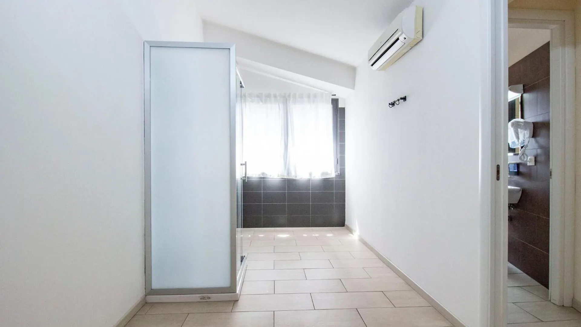 Royal Playa Suite And Apartament -Private Parking- Self Chek Out CTA Itálie
